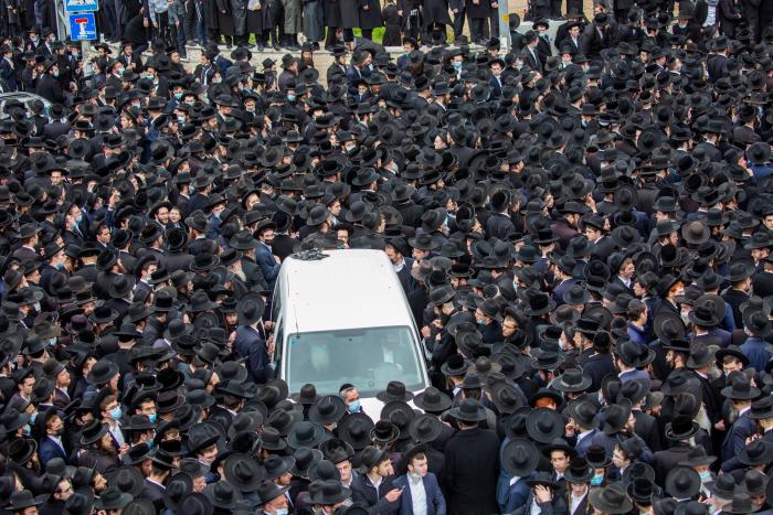 Miles de ultraortodoxos violan el confinamiento en el funeral de un rabino en Jerusalén
