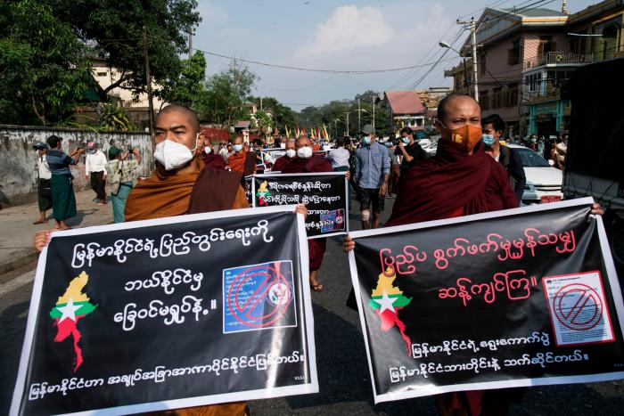 Suu Kyi comparece ante la justicia militar sin preaviso y un día antes de lo previsto