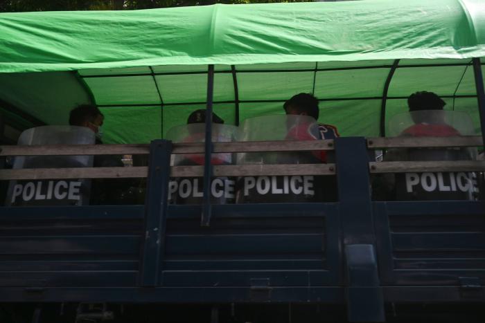 Suu Kyi comparece ante la justicia militar sin preaviso y un día antes de lo previsto