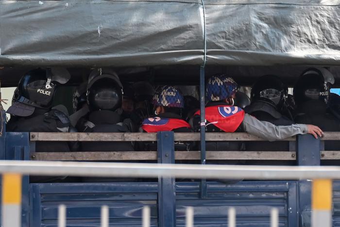 Suu Kyi comparece ante la justicia militar sin preaviso y un día antes de lo previsto