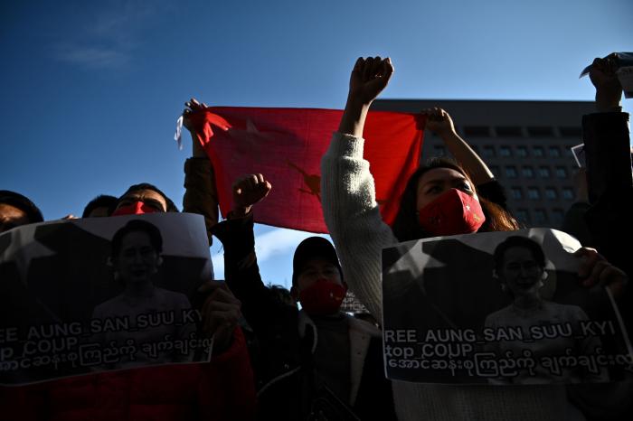 Suu Kyi comparece ante la justicia militar sin preaviso y un día antes de lo previsto