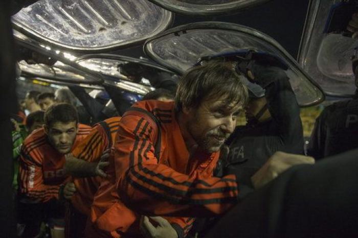 Vergüenza en el fútbol argentino: ultras de Boca tiran gas pimienta a los jugadores de River