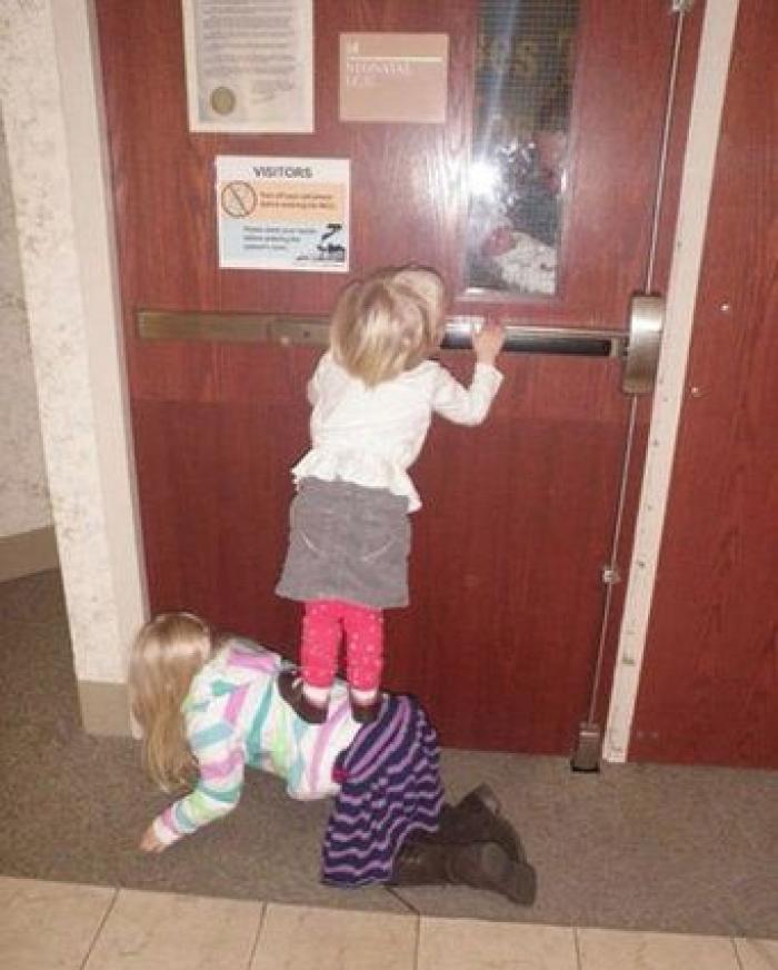 Ternura máxima: 32 fotos de hermanos mayores conociendo a sus hermanos recién nacidos