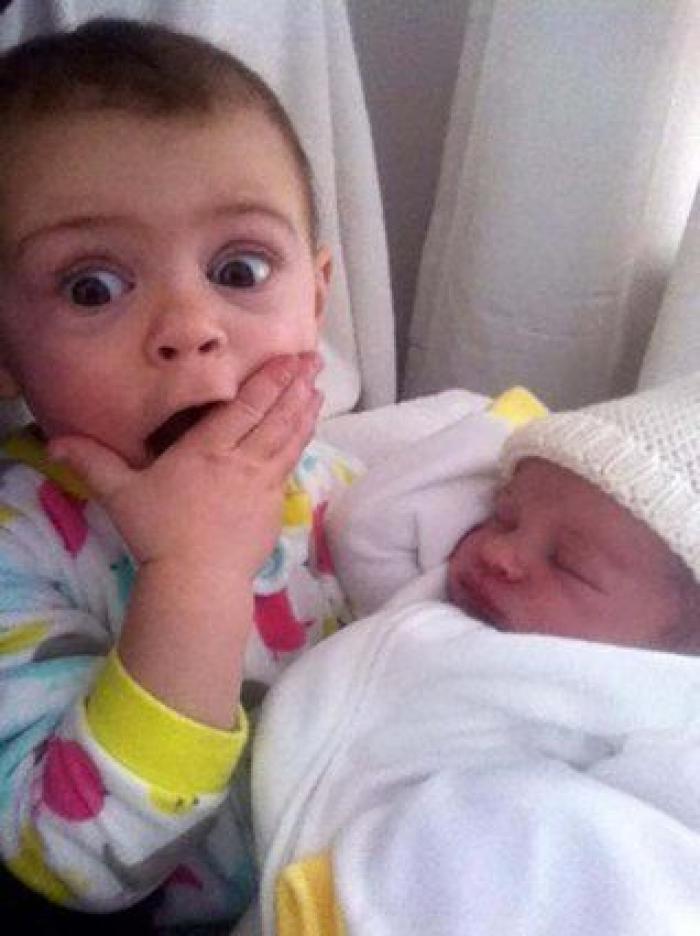 Ternura máxima: 32 fotos de hermanos mayores conociendo a sus hermanos recién nacidos