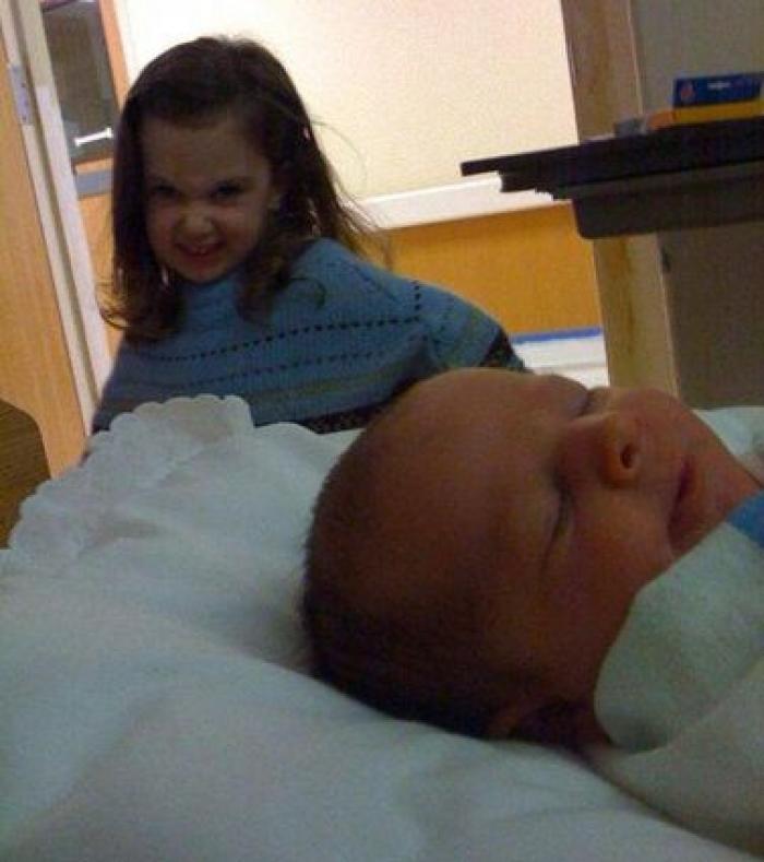 Ternura máxima: 32 fotos de hermanos mayores conociendo a sus hermanos recién nacidos