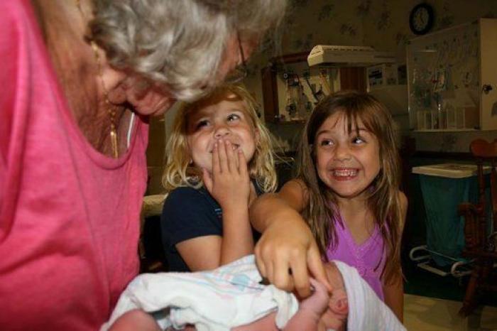 Ternura máxima: 32 fotos de hermanos mayores conociendo a sus hermanos recién nacidos