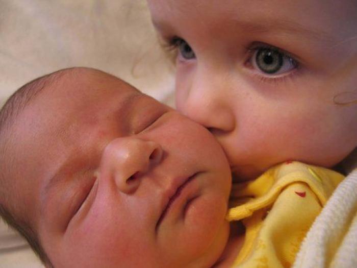 Ternura máxima: 32 fotos de hermanos mayores conociendo a sus hermanos recién nacidos