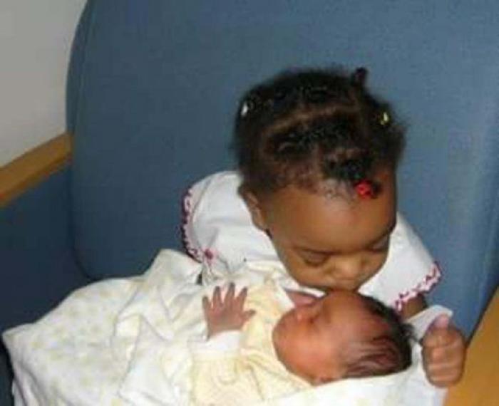 Ternura máxima: 32 fotos de hermanos mayores conociendo a sus hermanos recién nacidos