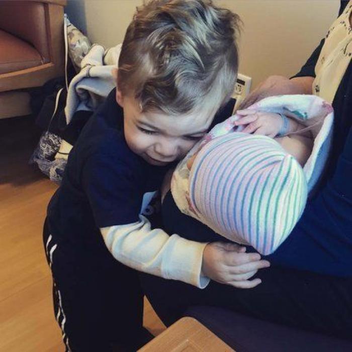 Ternura máxima: 32 fotos de hermanos mayores conociendo a sus hermanos recién nacidos