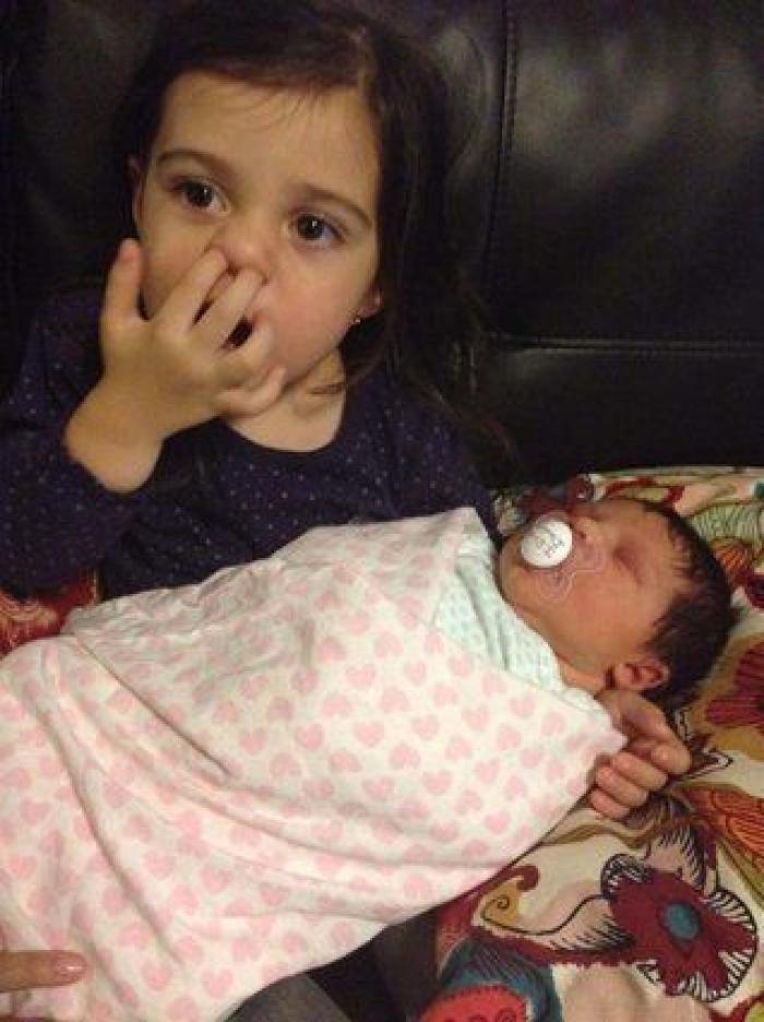 Ternura máxima: 32 fotos de hermanos mayores conociendo a sus hermanos recién nacidos