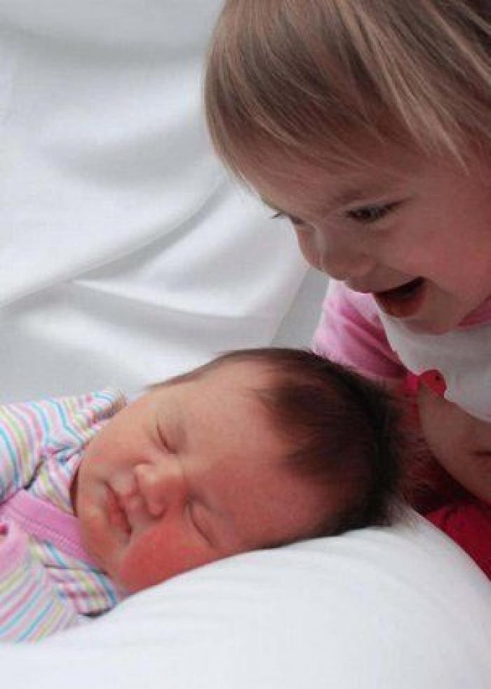 Ternura máxima: 32 fotos de hermanos mayores conociendo a sus hermanos recién nacidos