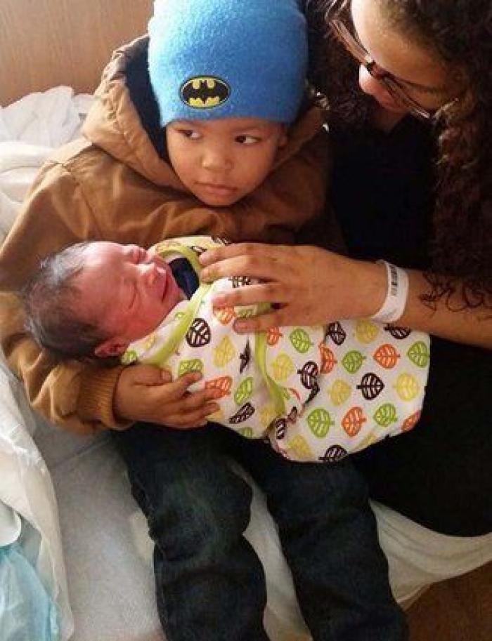 Ternura máxima: 32 fotos de hermanos mayores conociendo a sus hermanos recién nacidos