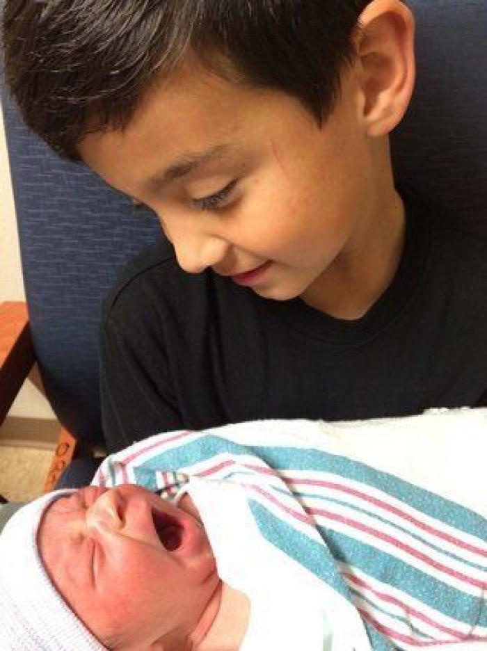 Ternura máxima: 32 fotos de hermanos mayores conociendo a sus hermanos recién nacidos