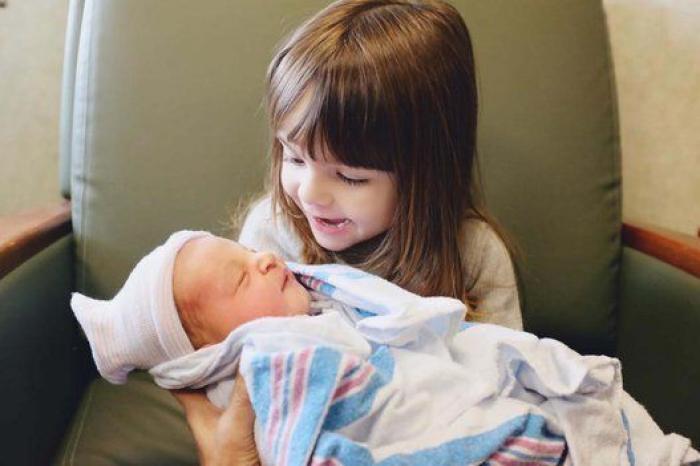 Ternura máxima: 32 fotos de hermanos mayores conociendo a sus hermanos recién nacidos
