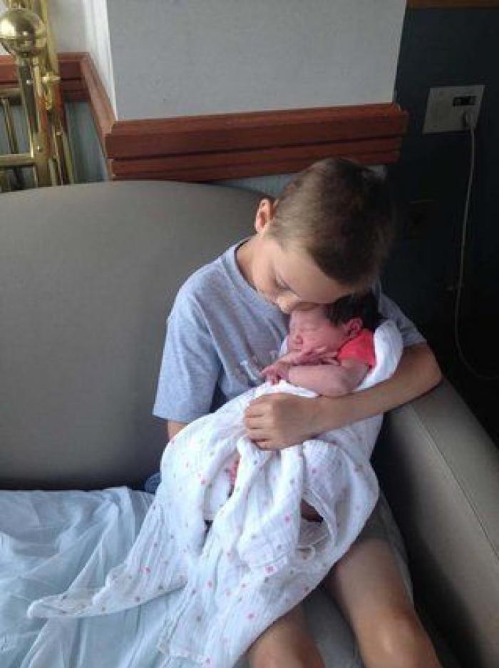 Ternura máxima: 32 fotos de hermanos mayores conociendo a sus hermanos recién nacidos