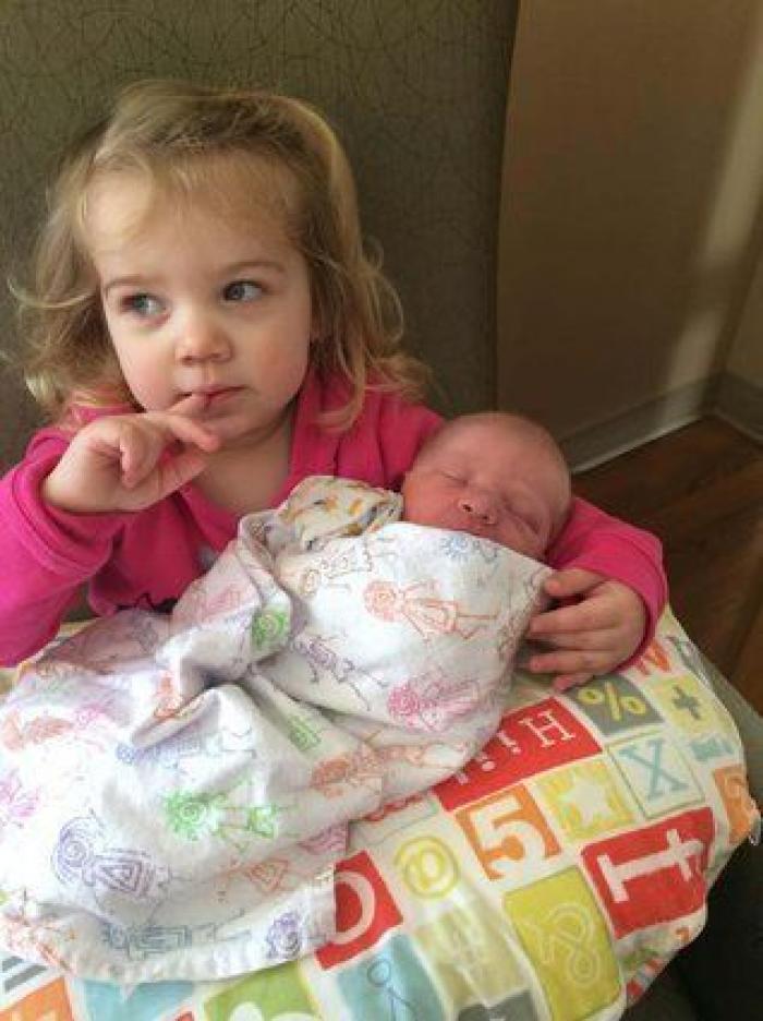 Ternura máxima: 32 fotos de hermanos mayores conociendo a sus hermanos recién nacidos