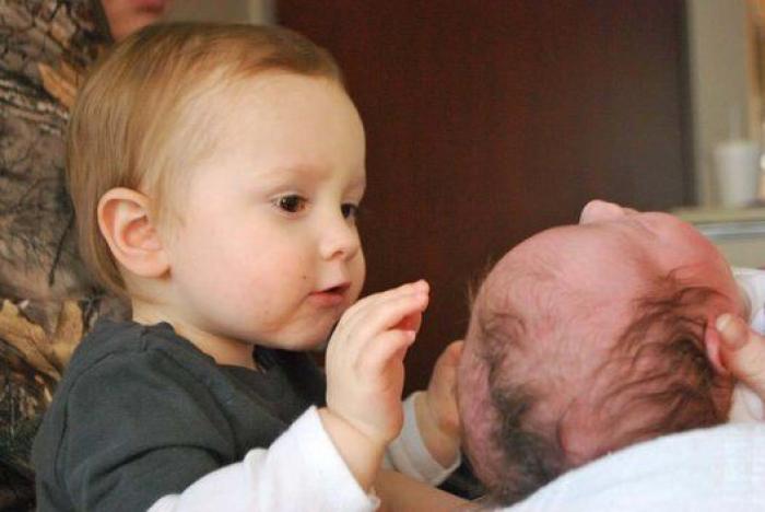 Ternura máxima: 32 fotos de hermanos mayores conociendo a sus hermanos recién nacidos