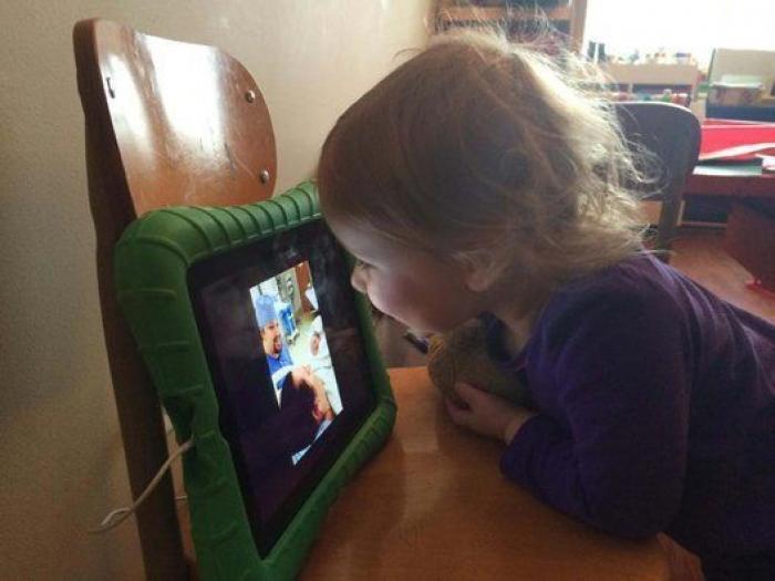 Ternura máxima: 32 fotos de hermanos mayores conociendo a sus hermanos recién nacidos
