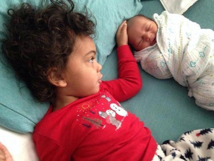 Ternura máxima: 32 fotos de hermanos mayores conociendo a sus hermanos recién nacidos