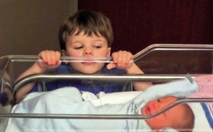 Ternura máxima: 32 fotos de hermanos mayores conociendo a sus hermanos recién nacidos