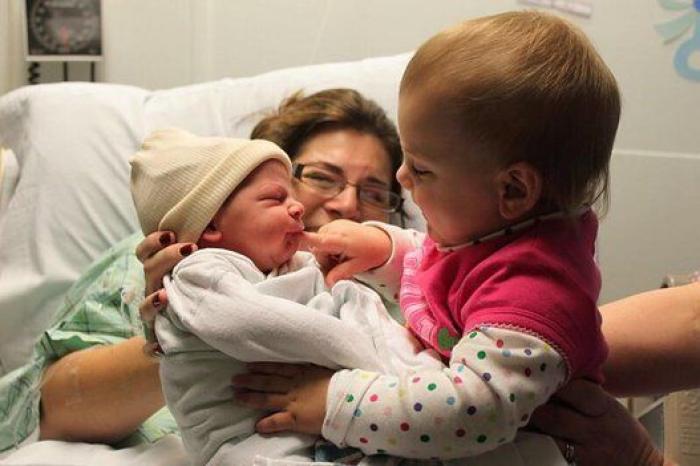 Ternura máxima: 32 fotos de hermanos mayores conociendo a sus hermanos recién nacidos