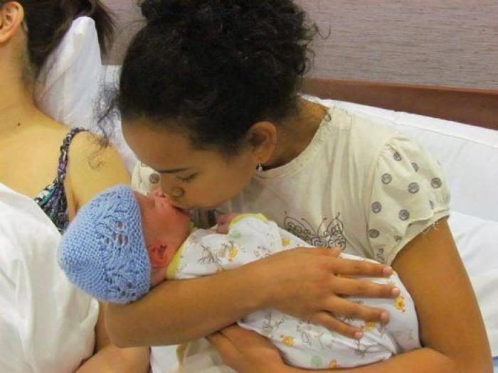 Ternura máxima: 32 fotos de hermanos mayores conociendo a sus hermanos recién nacidos