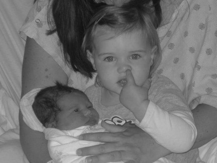 Ternura máxima: 32 fotos de hermanos mayores conociendo a sus hermanos recién nacidos