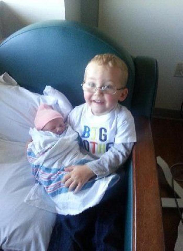 Ternura máxima: 32 fotos de hermanos mayores conociendo a sus hermanos recién nacidos