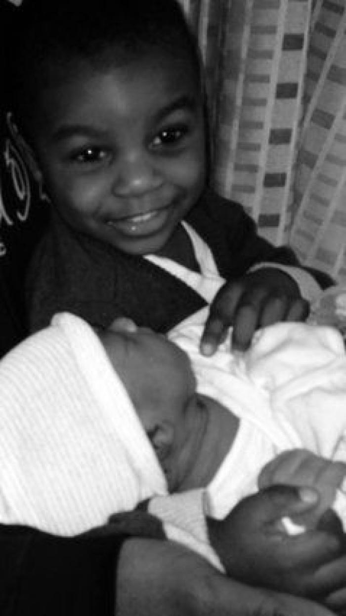 Ternura máxima: 32 fotos de hermanos mayores conociendo a sus hermanos recién nacidos