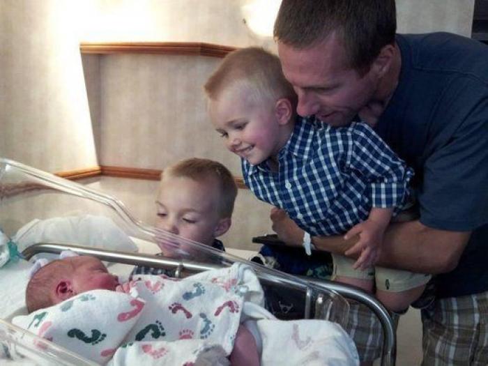 Ternura máxima: 32 fotos de hermanos mayores conociendo a sus hermanos recién nacidos