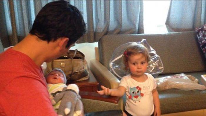 Ternura máxima: 32 fotos de hermanos mayores conociendo a sus hermanos recién nacidos