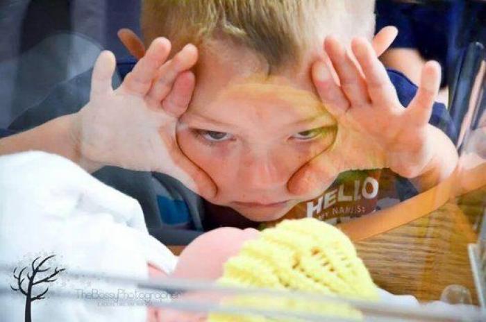 Ternura máxima: 32 fotos de hermanos mayores conociendo a sus hermanos recién nacidos