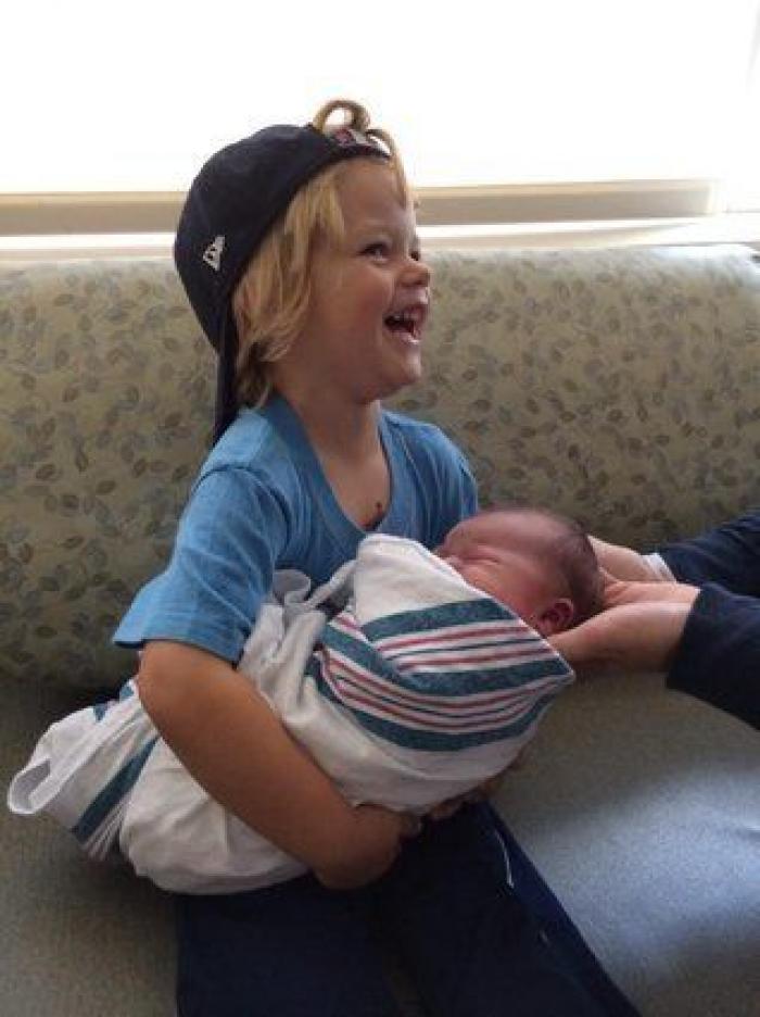 Ternura máxima: 32 fotos de hermanos mayores conociendo a sus hermanos recién nacidos