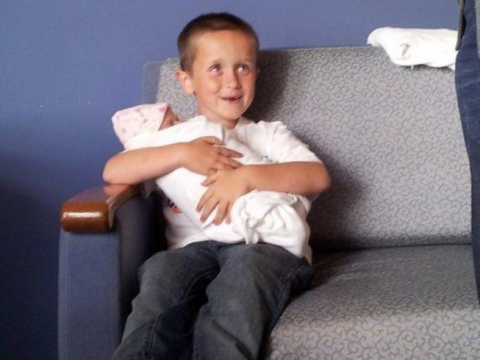 Ternura máxima: 32 fotos de hermanos mayores conociendo a sus hermanos recién nacidos