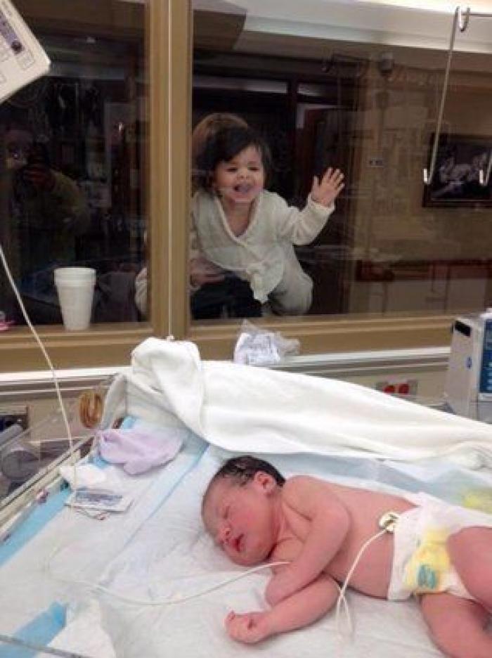 Ternura máxima: 32 fotos de hermanos mayores conociendo a sus hermanos recién nacidos