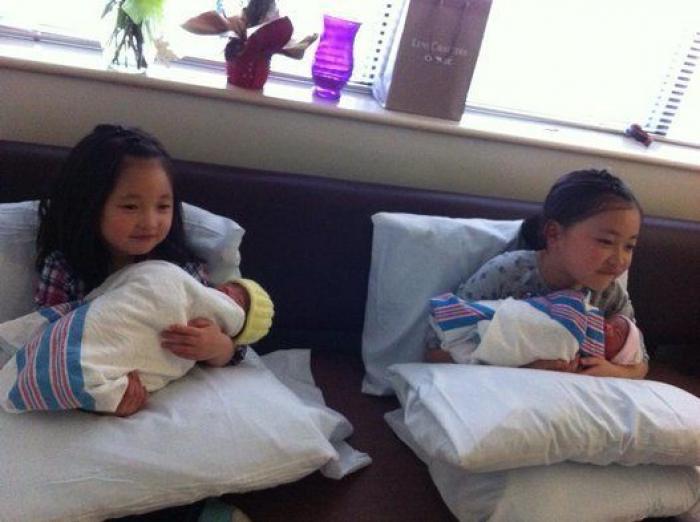 Ternura máxima: 32 fotos de hermanos mayores conociendo a sus hermanos recién nacidos