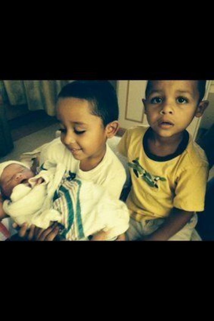 Ternura máxima: 32 fotos de hermanos mayores conociendo a sus hermanos recién nacidos