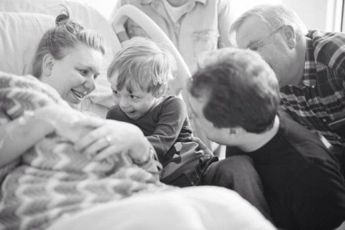 Ternura máxima: 32 fotos de hermanos mayores conociendo a sus hermanos recién nacidos