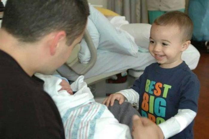 Ternura máxima: 32 fotos de hermanos mayores conociendo a sus hermanos recién nacidos