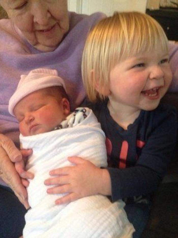 Ternura máxima: 32 fotos de hermanos mayores conociendo a sus hermanos recién nacidos