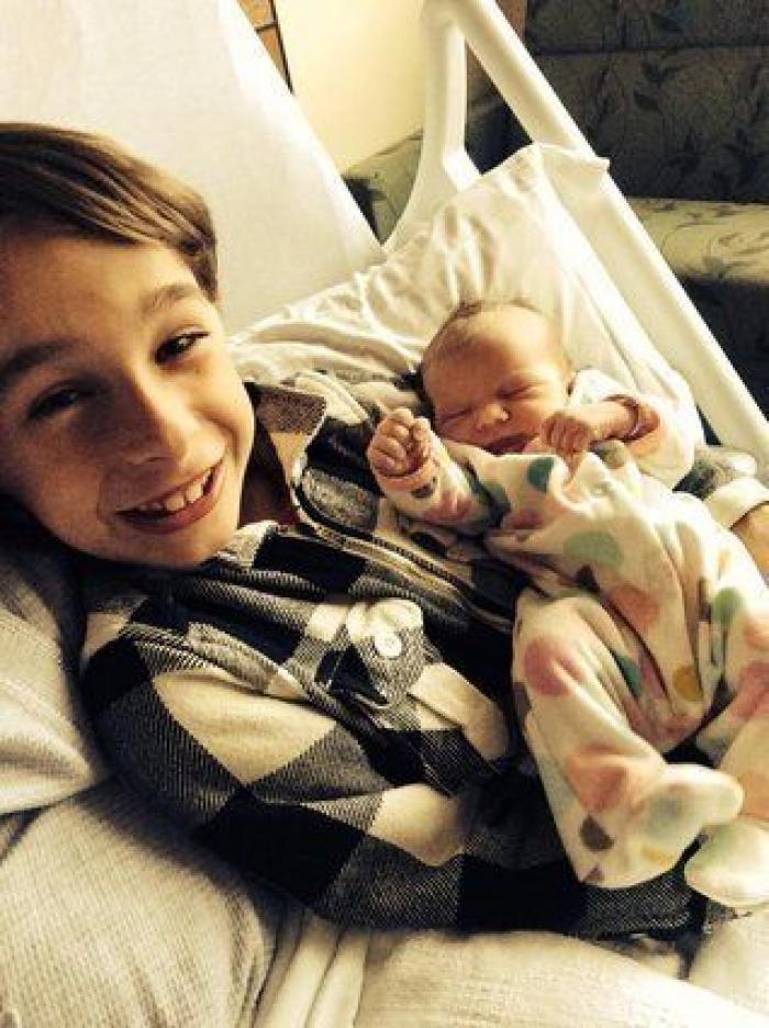 Ternura máxima: 32 fotos de hermanos mayores conociendo a sus hermanos recién nacidos