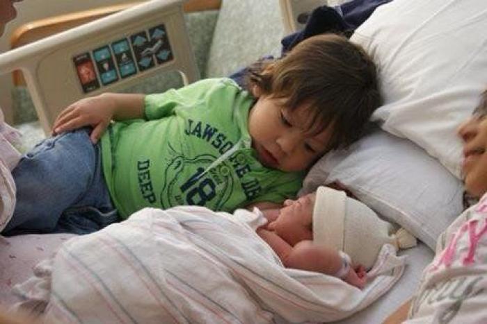 Ternura máxima: 32 fotos de hermanos mayores conociendo a sus hermanos recién nacidos