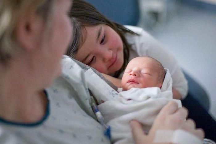 Ternura máxima: 32 fotos de hermanos mayores conociendo a sus hermanos recién nacidos