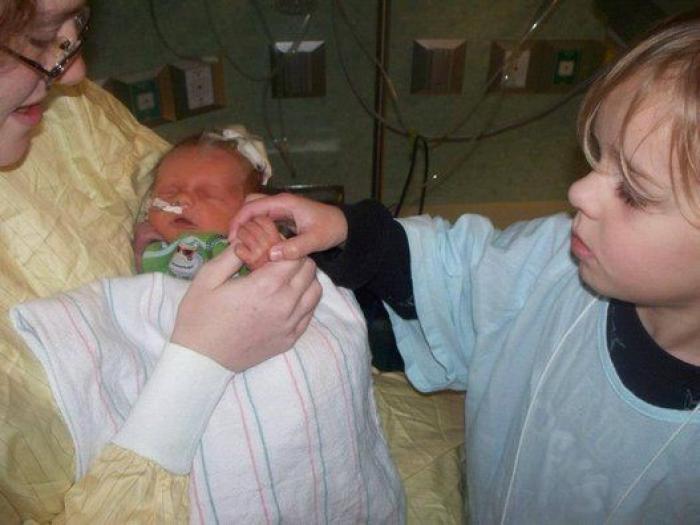 Ternura máxima: 32 fotos de hermanos mayores conociendo a sus hermanos recién nacidos