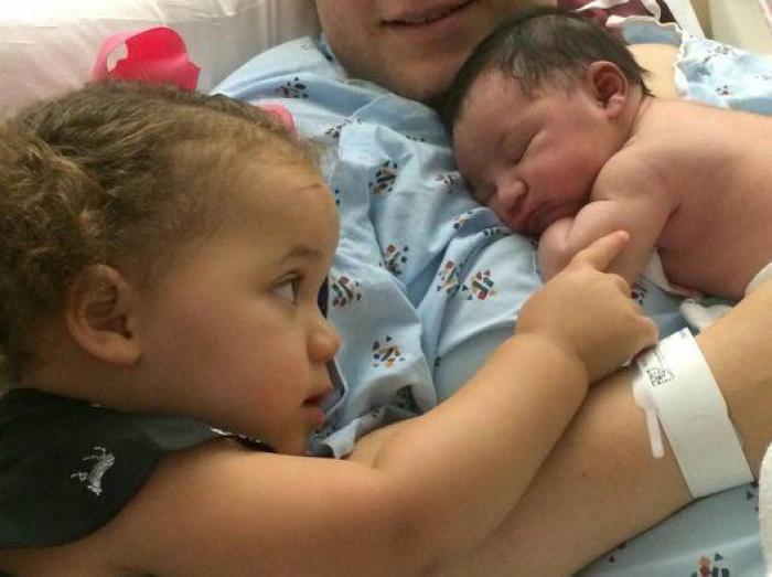 Ternura máxima: 32 fotos de hermanos mayores conociendo a sus hermanos recién nacidos