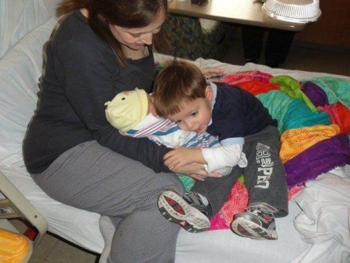 Ternura máxima: 32 fotos de hermanos mayores conociendo a sus hermanos recién nacidos