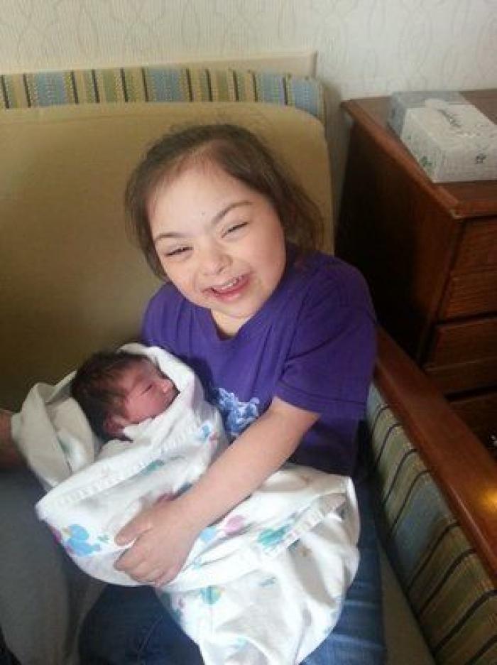 Ternura máxima: 32 fotos de hermanos mayores conociendo a sus hermanos recién nacidos