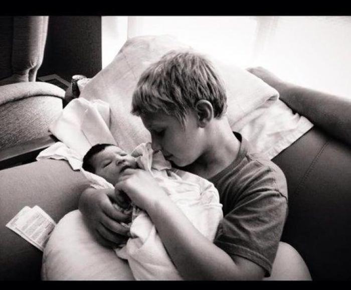 Ternura máxima: 32 fotos de hermanos mayores conociendo a sus hermanos recién nacidos