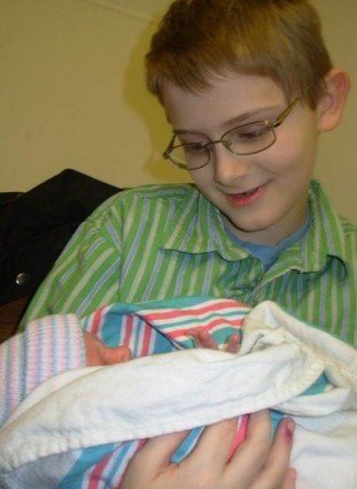 Ternura máxima: 32 fotos de hermanos mayores conociendo a sus hermanos recién nacidos