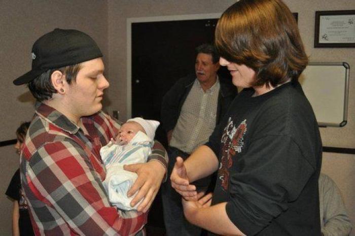 Ternura máxima: 32 fotos de hermanos mayores conociendo a sus hermanos recién nacidos